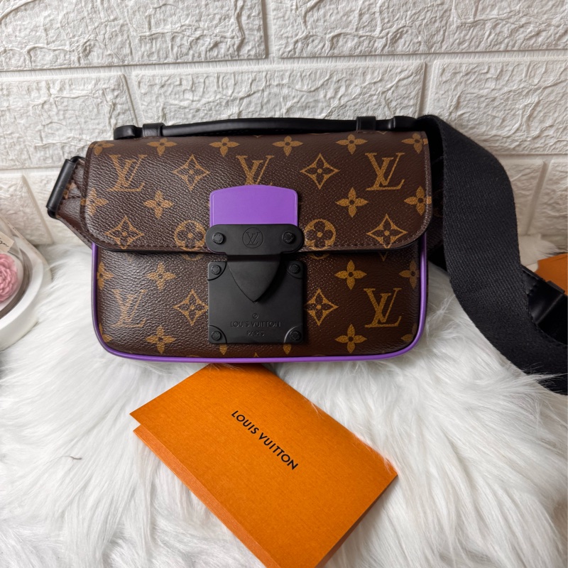LV 原花黑牛皮紫塗層S Lock胸口腰包M46245-1