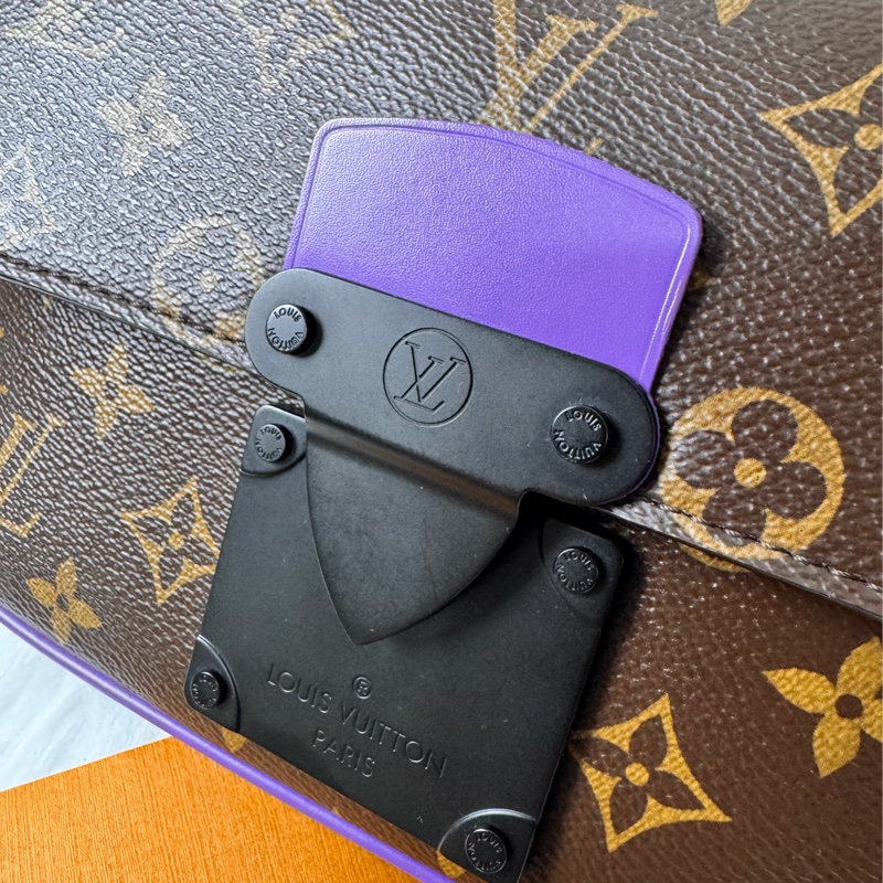 LV 原花黑牛皮紫塗層S Lock胸口腰包M46245-2