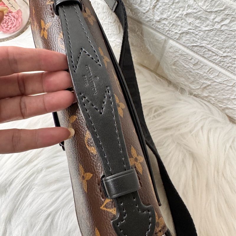 LV 原花黑牛皮紫塗層S Lock胸口腰包M46245-6