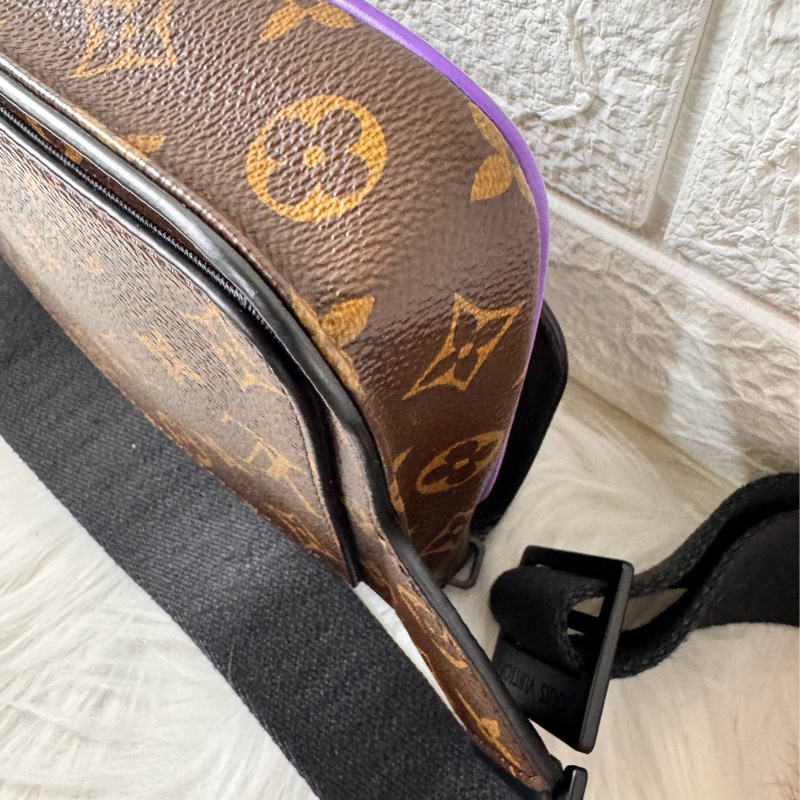 LV 原花黑牛皮紫塗層S Lock胸口腰包M46245-10