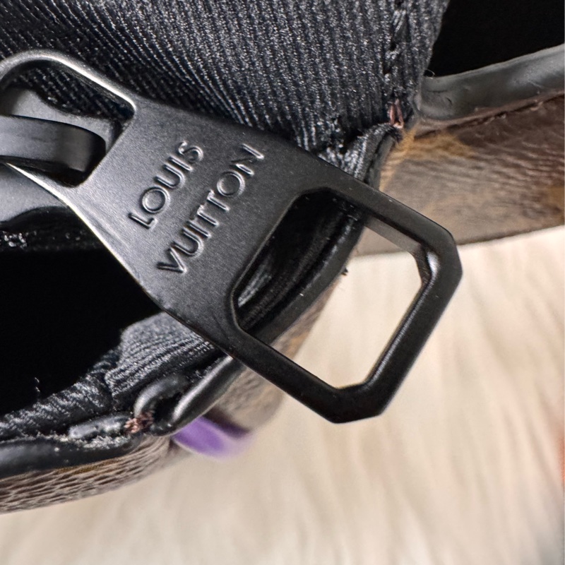 LV 原花黑牛皮紫塗層S Lock胸口腰包M46245-21
