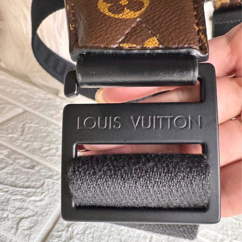 LV 原花黑牛皮紫塗層S Lock胸口腰包M46245-23