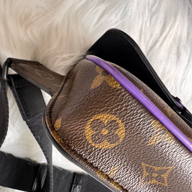 LV 原花黑牛皮紫塗層S Lock胸口腰包M46245-25