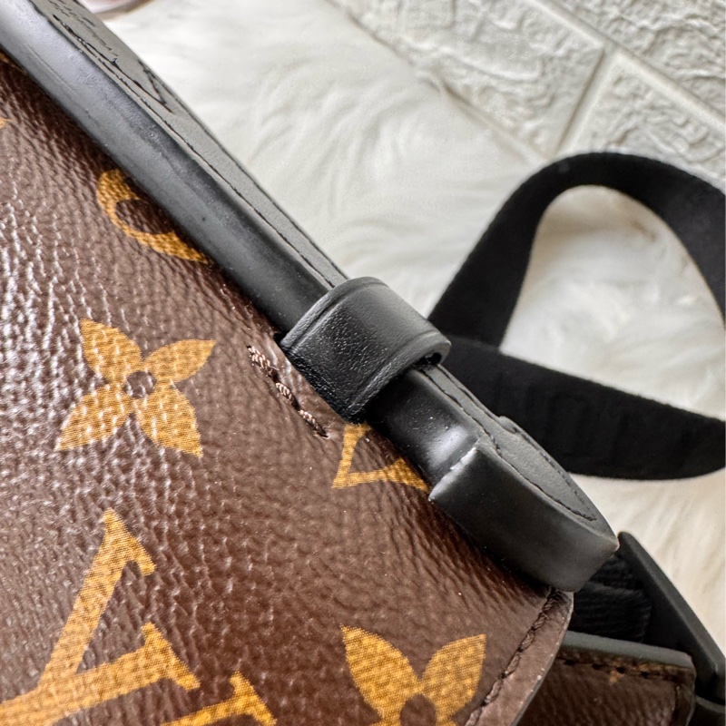 LV 原花黑牛皮紫塗層S Lock胸口腰包M46245-30
