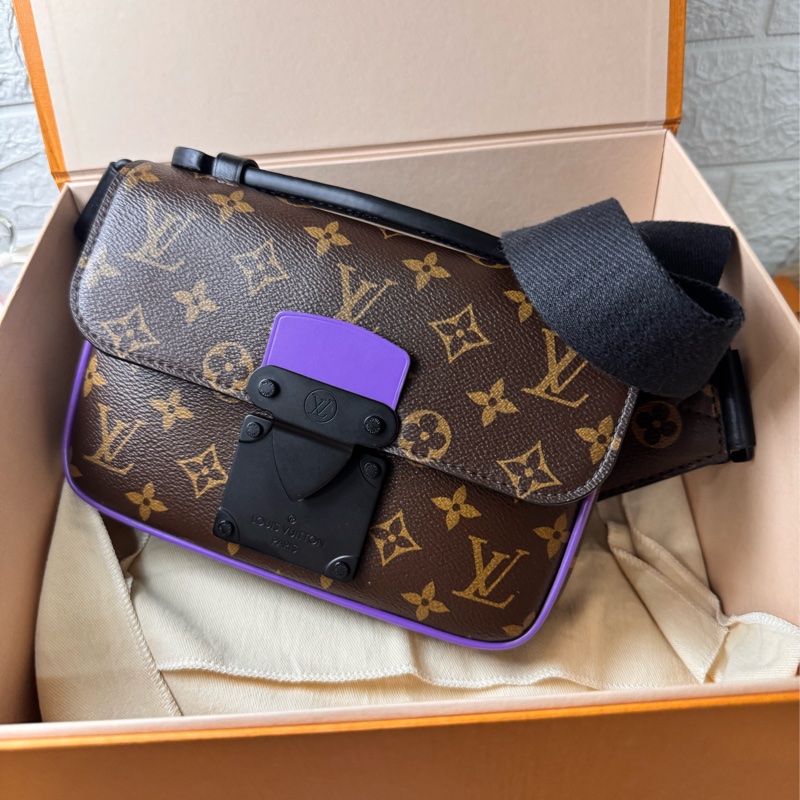 LV 原花黑牛皮紫塗層S Lock胸口腰包M46245-32
