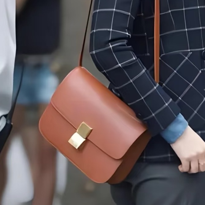 極簡老錢風🥐超低價😍CELINE賽琳box中號焦糖金棕色豆腐包單肩斜挎包-0