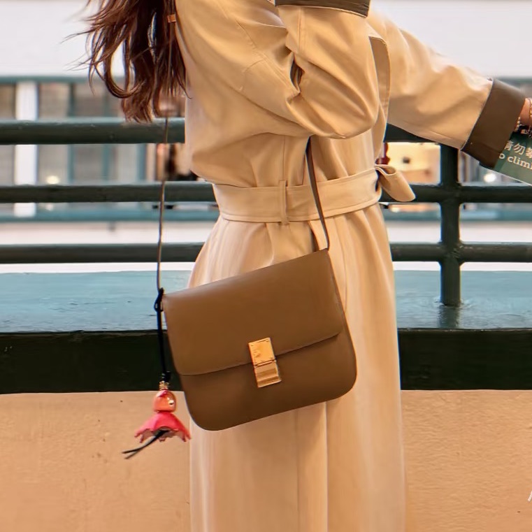 極簡老錢風🥐超低價😍CELINE賽琳box中號焦糖金棕色豆腐包單肩斜挎包-1