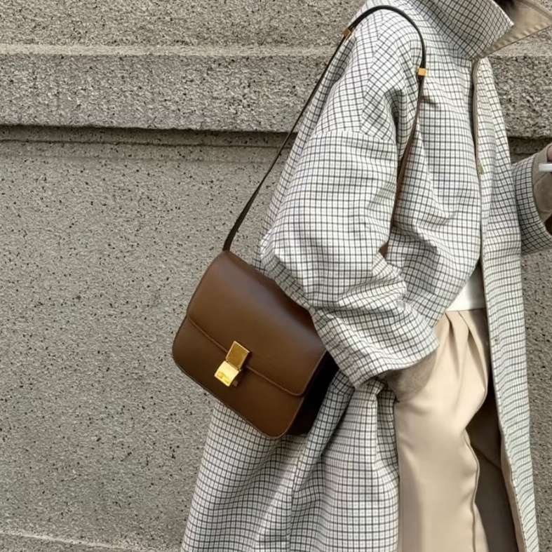 極簡老錢風🥐超低價😍CELINE賽琳box中號焦糖金棕色豆腐包單肩斜挎包-3