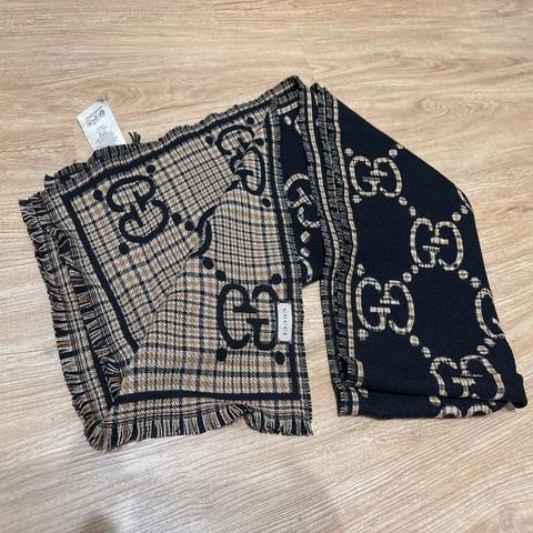 GUCCI 古馳 經典格紋GG織花羊毛圍巾(黑/米色)