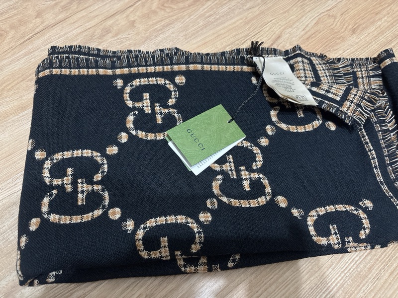 GUCCI 古馳 經典格紋GG織花羊毛圍巾(黑/米色)-1