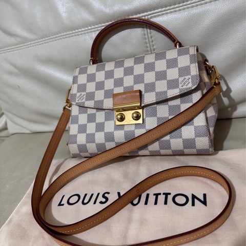 Lv白棋盤格紋斜背包