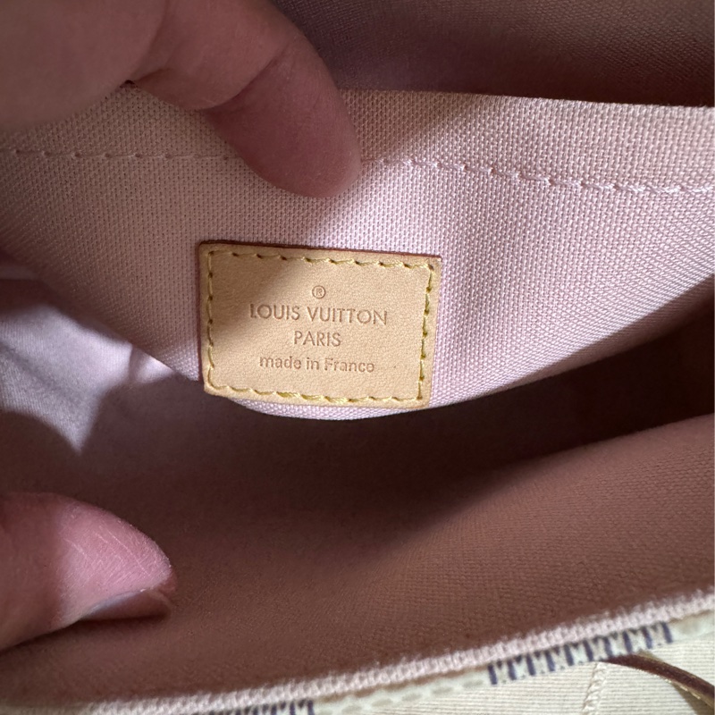 Lv白棋盤格紋斜背包-4