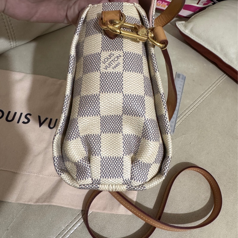 Lv白棋盤格紋斜背包-7