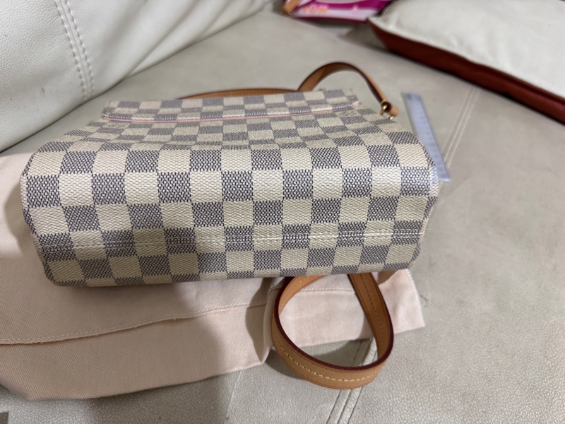 Lv白棋盤格紋斜背包-12