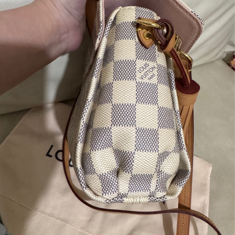 Lv白棋盤格紋斜背包-13