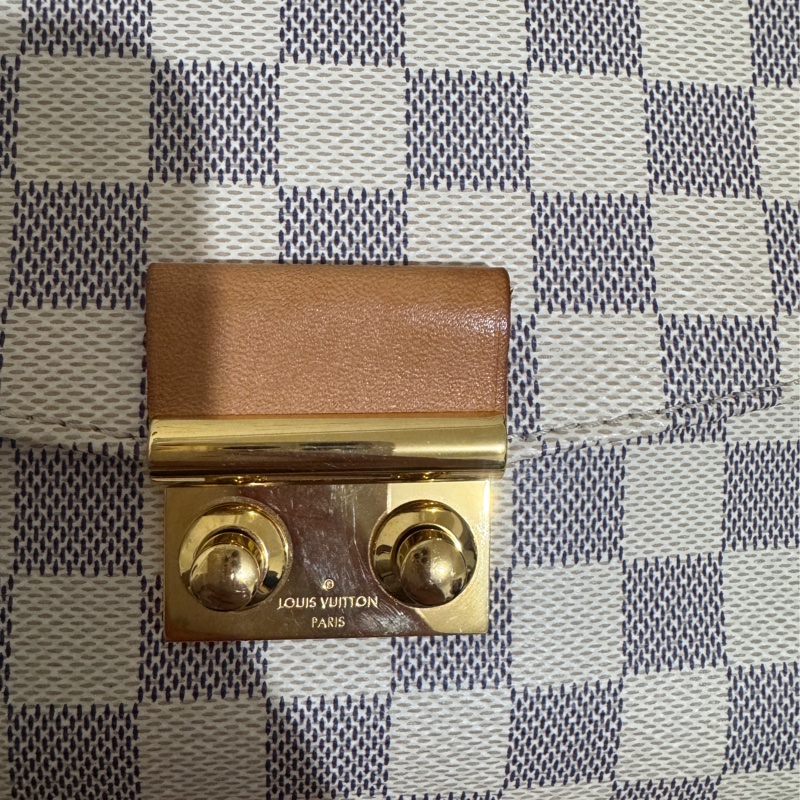 Lv白棋盤格紋斜背包-16