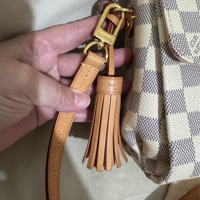 Lv白棋盤格紋斜背包-19