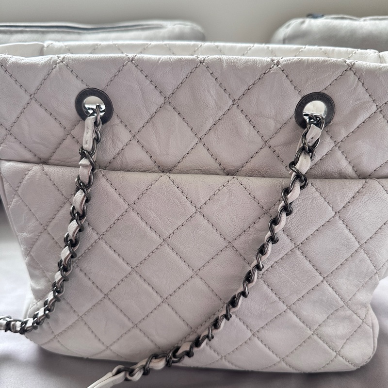 【專治白包恐懼症】Chanel 極輕防刮托特包|不怕髒、不壓肩的白雪公主 🦢-21