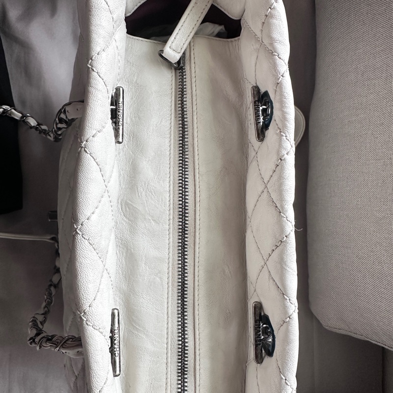 【專治白包恐懼症】Chanel 極輕防刮托特包|不怕髒、不壓肩的白雪公主 🦢-6