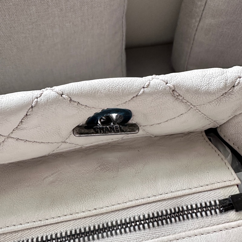 【專治白包恐懼症】Chanel 極輕防刮托特包|不怕髒、不壓肩的白雪公主 🦢-8