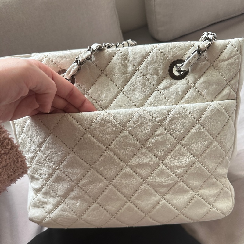 【專治白包恐懼症】Chanel 極輕防刮托特包|不怕髒、不壓肩的白雪公主 🦢-10