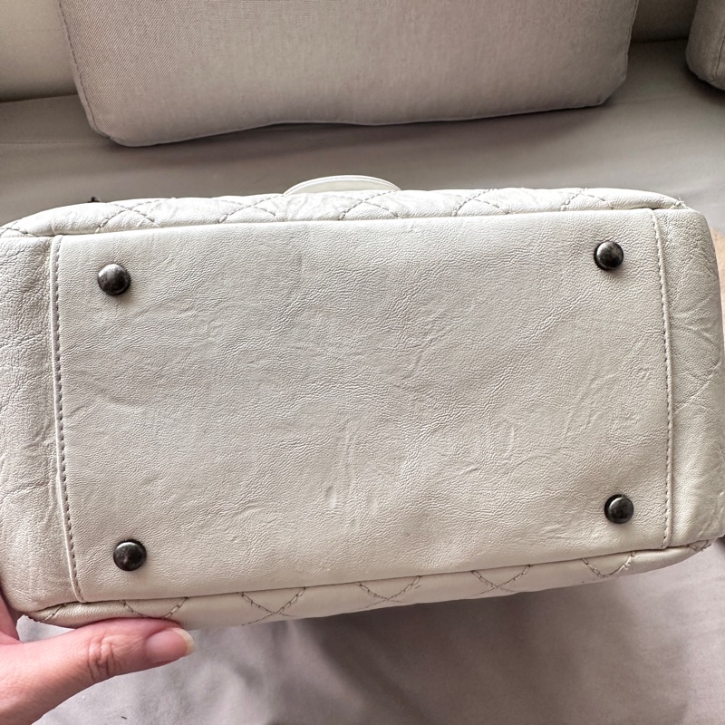 【專治白包恐懼症】Chanel 極輕防刮托特包|不怕髒、不壓肩的白雪公主 🦢-15