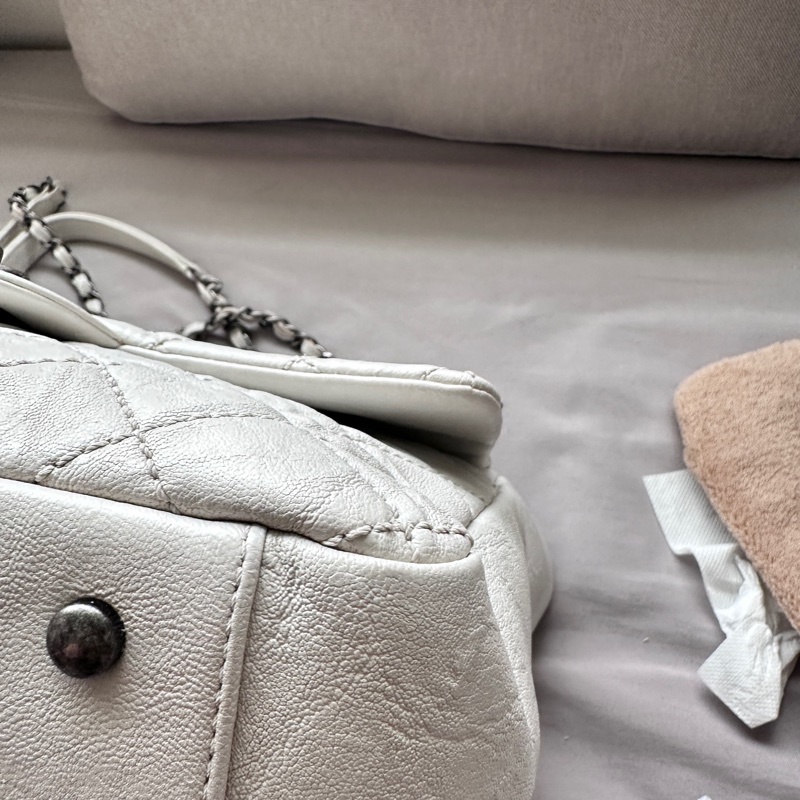 【專治白包恐懼症】Chanel 極輕防刮托特包|不怕髒、不壓肩的白雪公主 🦢-16