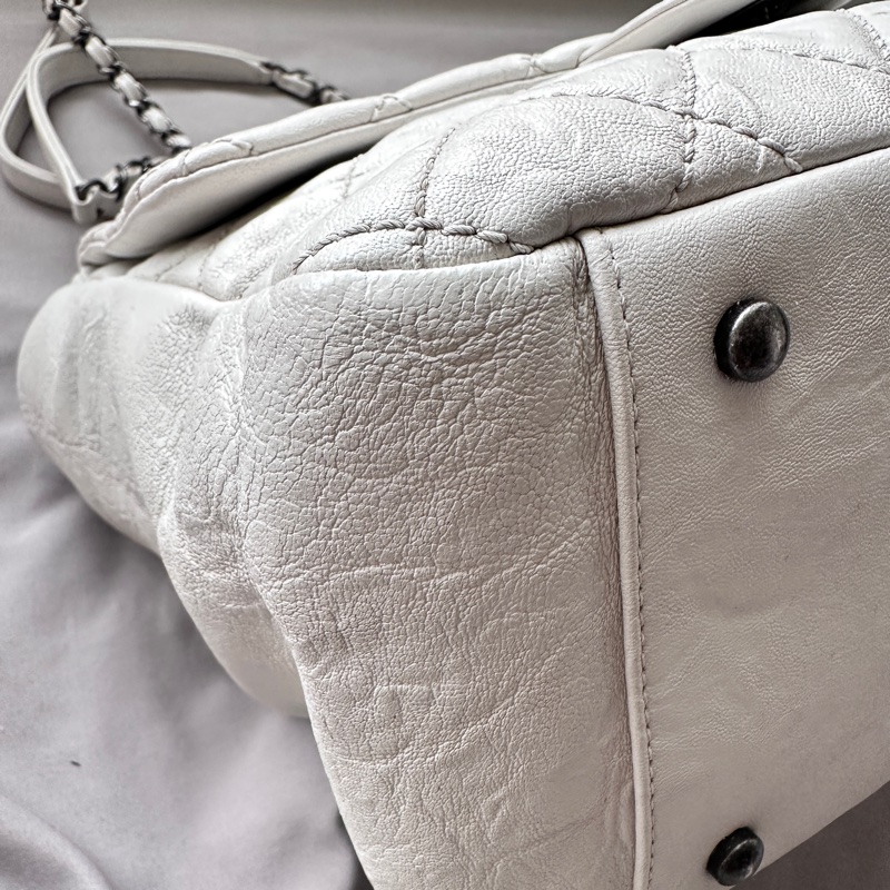 【專治白包恐懼症】Chanel 極輕防刮托特包|不怕髒、不壓肩的白雪公主 🦢-19