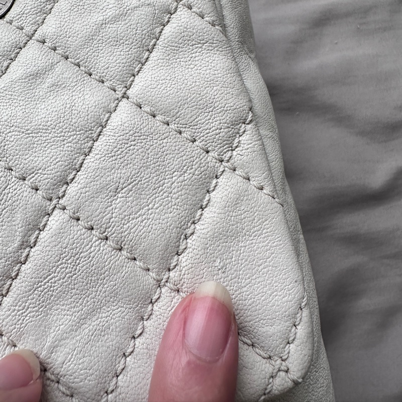 【專治白包恐懼症】Chanel 極輕防刮托特包|不怕髒、不壓肩的白雪公主 🦢-31