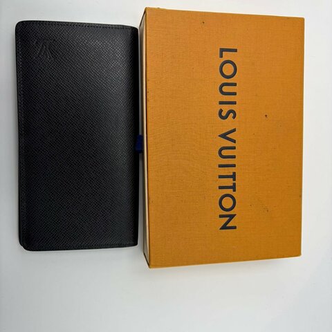 Louis Vuitton Taiga 長款對折皮夾