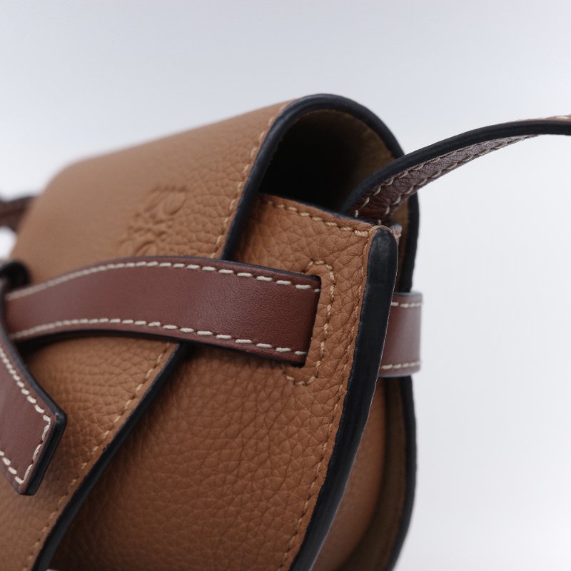Loewe 羅威 Mini Gate 經典焦糖棕 迷你小牛皮 肩背包-12
