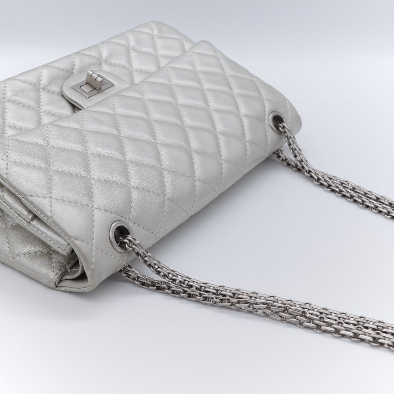 Chanel 香奈兒  2.55 Reissue 銀色金屬感 羊皮 肩背包 斜背包 翻蓋包-11