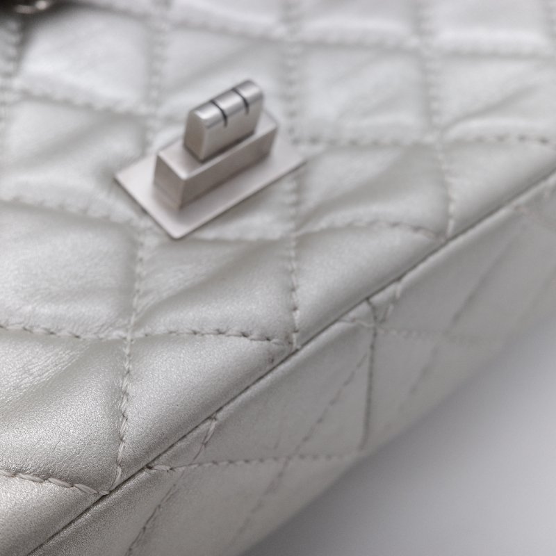 Chanel 香奈兒  2.55 Reissue 銀色金屬感 羊皮 肩背包 斜背包 翻蓋包-14