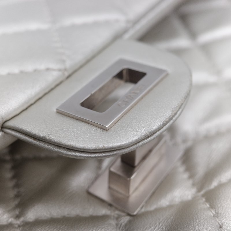 Chanel 香奈兒  2.55 Reissue 銀色金屬感 羊皮 肩背包 斜背包 翻蓋包-28