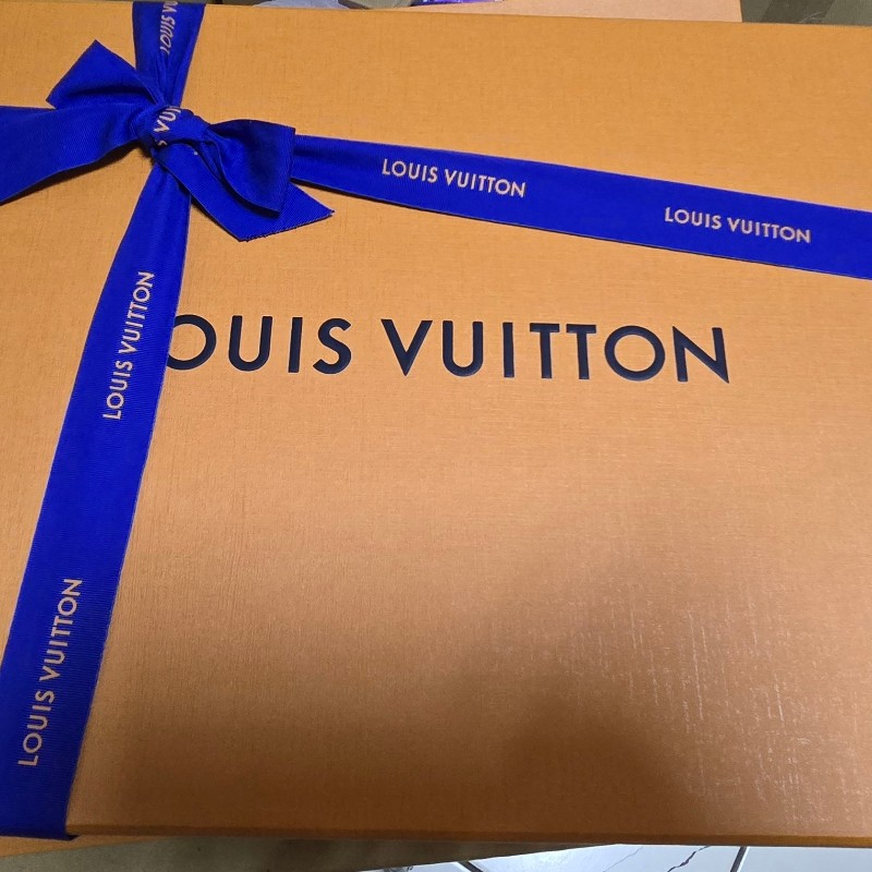 LV路易威登全新 LOUIS VUITTON LV Essential 圍巾 淺灰色 M77727-7