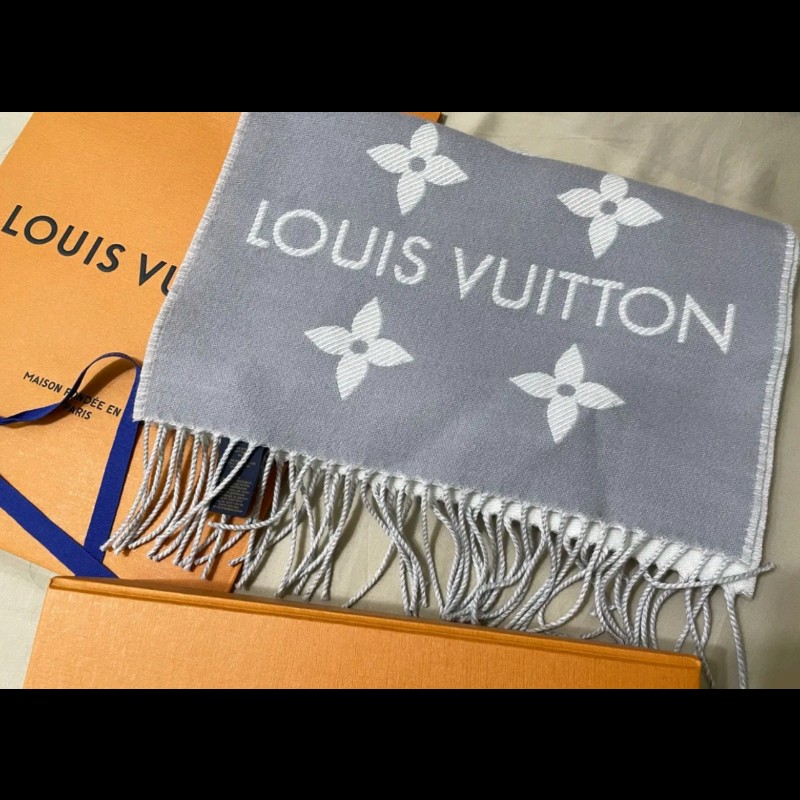 LV路易威登全新 LOUIS VUITTON LV Essential 圍巾 淺灰色 M77727-3