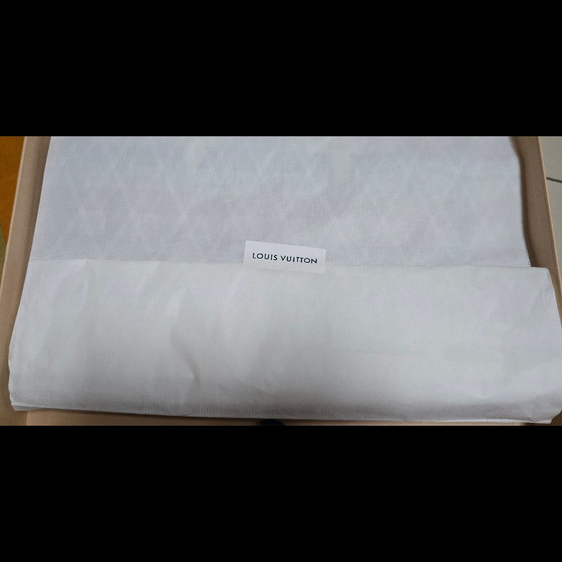 LV路易威登全新 LOUIS VUITTON LV Essential 圍巾 淺灰色 M77727-4