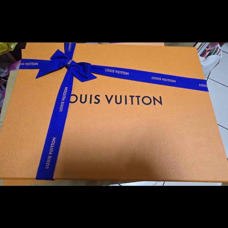 LV路易威登全新 LOUIS VUITTON LV Essential 圍巾 淺灰色 M77727-5