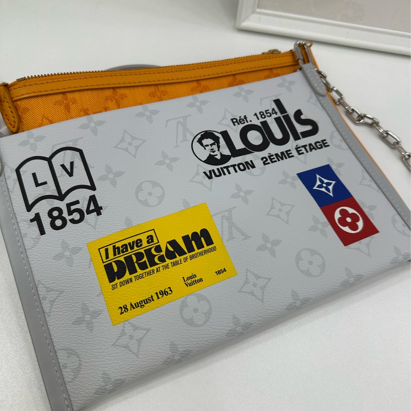 Lv路易威登 FLAT 2019+晶片 走秀款Vrigil Abloh 二合一街頭塗鴉系列 二合一斜背包手拿包 拆下鏈條可以變成單獨的手包使用 閒置成色 尺寸26.5*17.5-2