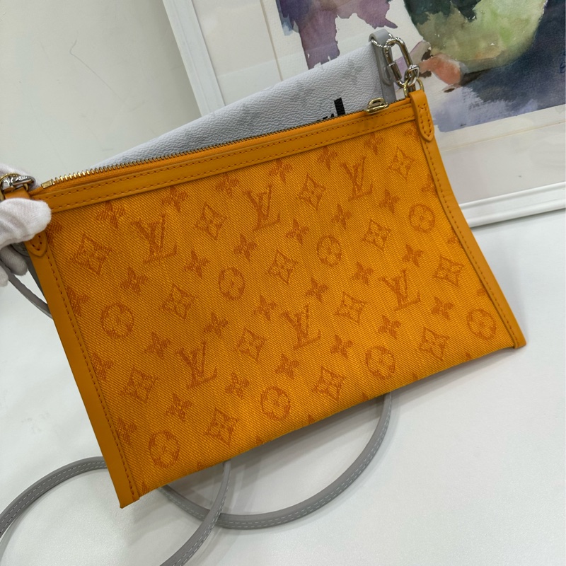 Lv路易威登 FLAT 2019+晶片 走秀款Vrigil Abloh 二合一街頭塗鴉系列 二合一斜背包手拿包 拆下鏈條可以變成單獨的手包使用 閒置成色 尺寸26.5*17.5-3