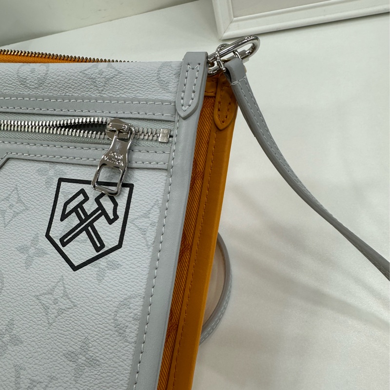 Lv路易威登 FLAT 2019+晶片 走秀款Vrigil Abloh 二合一街頭塗鴉系列 二合一斜背包手拿包 拆下鏈條可以變成單獨的手包使用 閒置成色 尺寸26.5*17.5-6