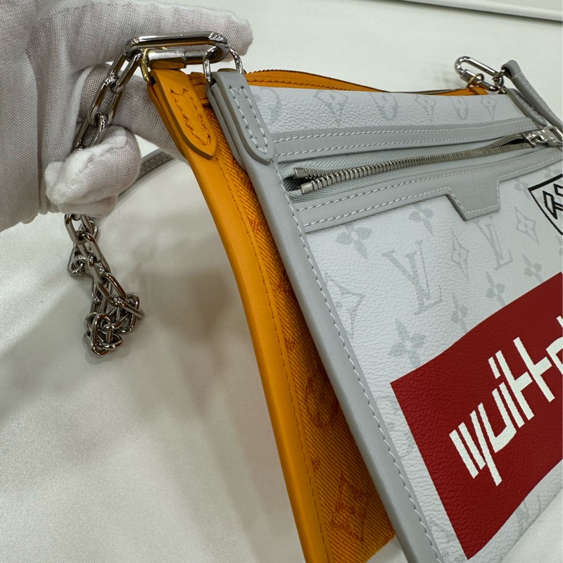 Lv路易威登 FLAT 2019+晶片 走秀款Vrigil Abloh 二合一街頭塗鴉系列 二合一斜背包手拿包 拆下鏈條可以變成單獨的手包使用 閒置成色 尺寸26.5*17.5-7