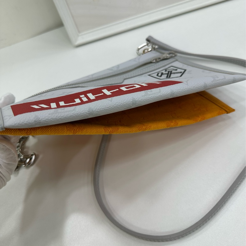 Lv路易威登 FLAT 2019+晶片 走秀款Vrigil Abloh 二合一街頭塗鴉系列 二合一斜背包手拿包 拆下鏈條可以變成單獨的手包使用 閒置成色 尺寸26.5*17.5-8