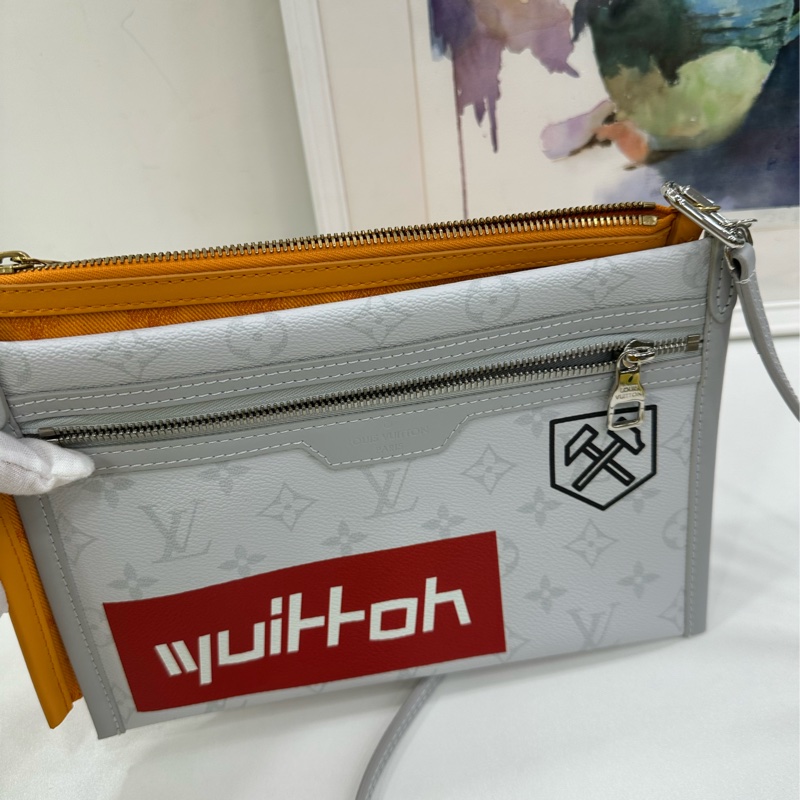 Lv路易威登 FLAT 2019+晶片 走秀款Vrigil Abloh 二合一街頭塗鴉系列 二合一斜背包手拿包 拆下鏈條可以變成單獨的手包使用 閒置成色 尺寸26.5*17.5-9