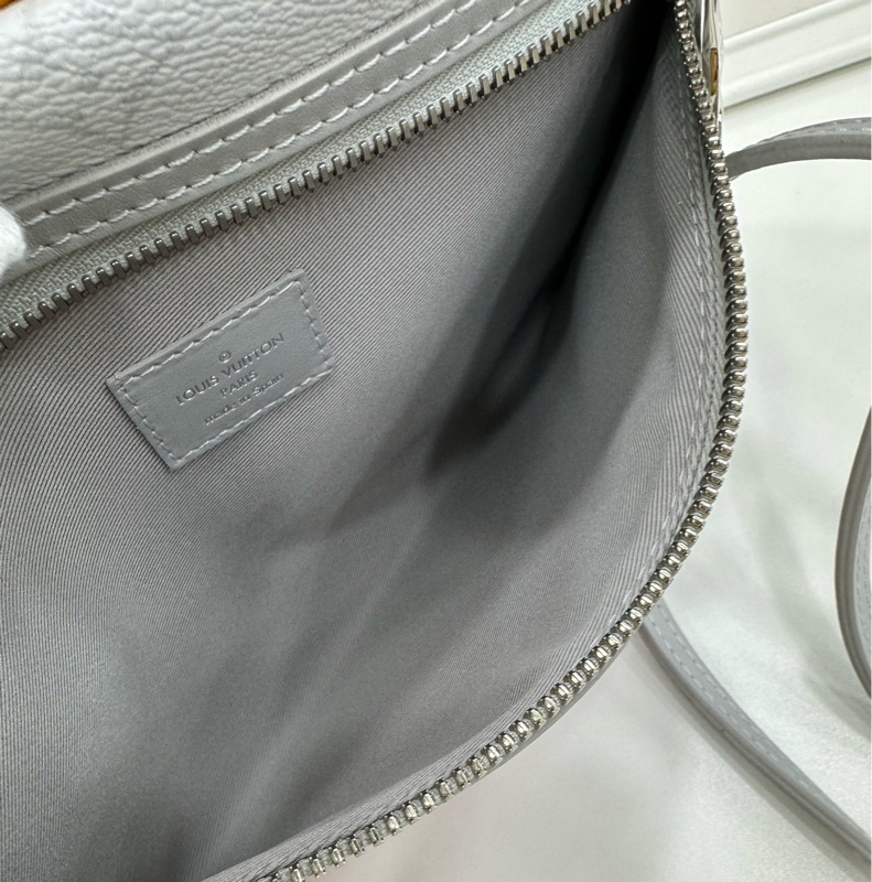 Lv路易威登 FLAT 2019+晶片 走秀款Vrigil Abloh 二合一街頭塗鴉系列 二合一斜背包手拿包 拆下鏈條可以變成單獨的手包使用 閒置成色 尺寸26.5*17.5-11