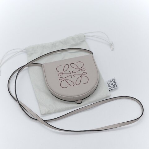 Loewe 羅威 Heel Pouch 淺燕麥色 小牛皮 掛頸小包