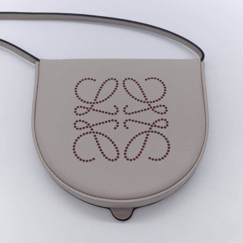 Loewe 羅威 Heel Pouch 淺燕麥色 小牛皮 掛頸小包-1