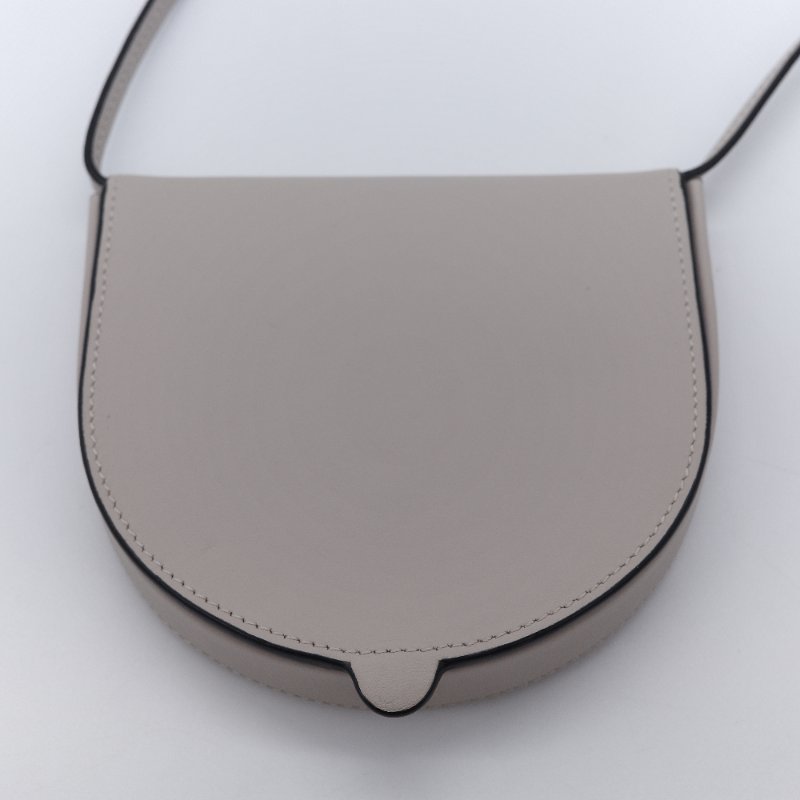 Loewe 羅威 Heel Pouch 淺燕麥色 小牛皮 掛頸小包-2