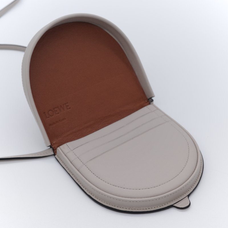 Loewe 羅威 Heel Pouch 淺燕麥色 小牛皮 掛頸小包-4