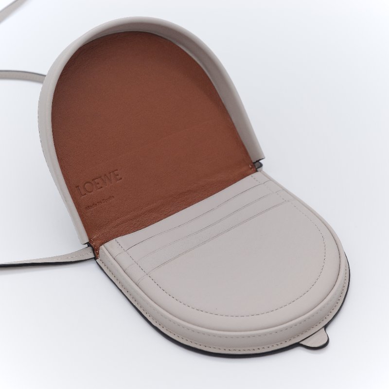 Loewe 羅威 Heel Pouch 淺燕麥色 小牛皮 掛頸小包-5